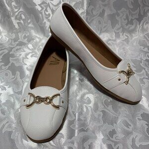 Aerosoles Brand Women's White Flats, Size 10 (NEW)